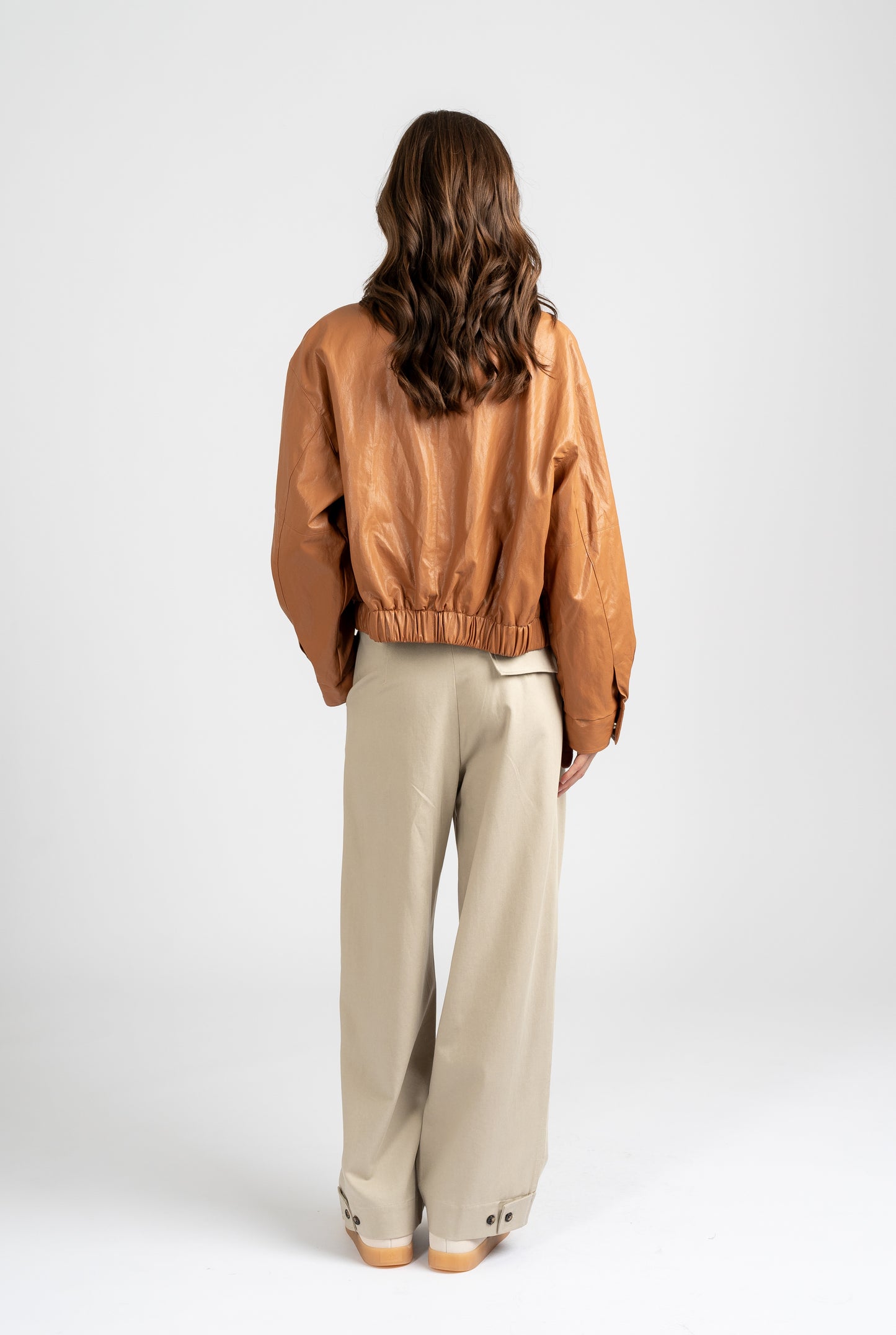 COLLARLESS VINTAGE LEATHER JACKET WITH HIDDEEN BUTTON AT FRONT